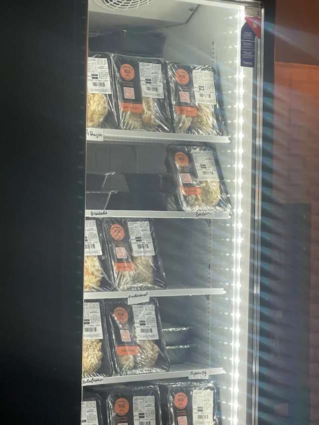 Freezer com pães de alho AGB embalados para atacado