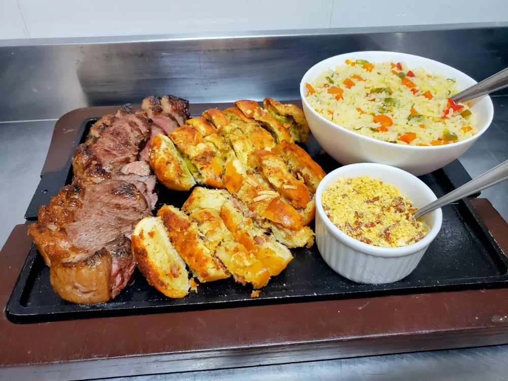 Tábua de churrasco com pão de alho