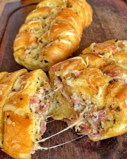 Pão de alho recheado de queijo e bacon, gratinado na chapa