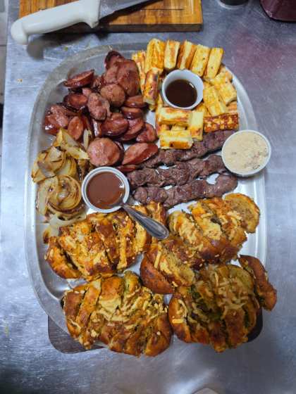 Tábua mista com carne, linguiça, queijo coalho e pães de alho