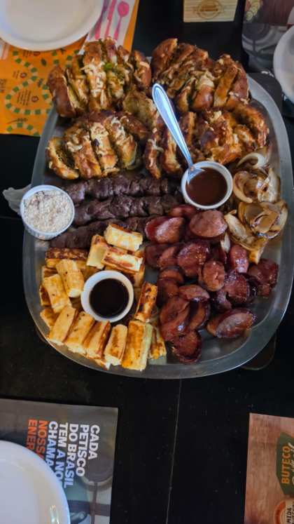 Tábua completa AGB com espetinhos, linguiça e pães de alho