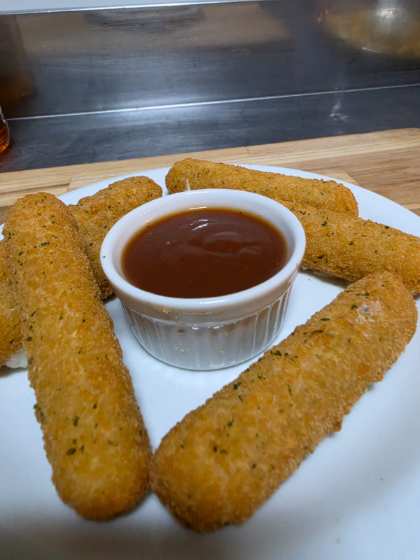 Palitos de queijo empanados com barbecue da casa