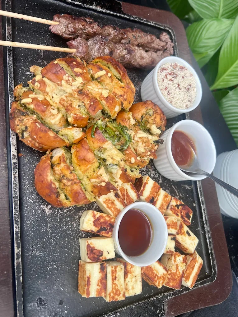 Tábua de pão de alho com espetinhos e queijo coalho