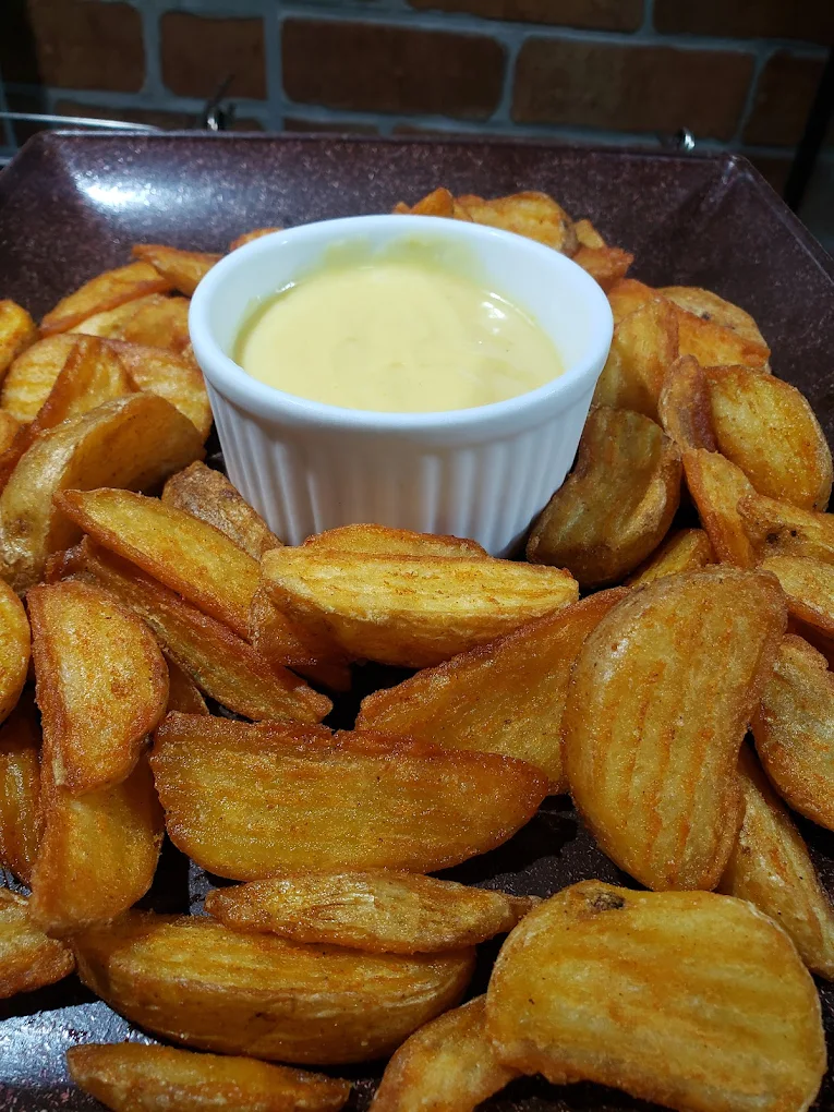 Batata rústica com molho da casa