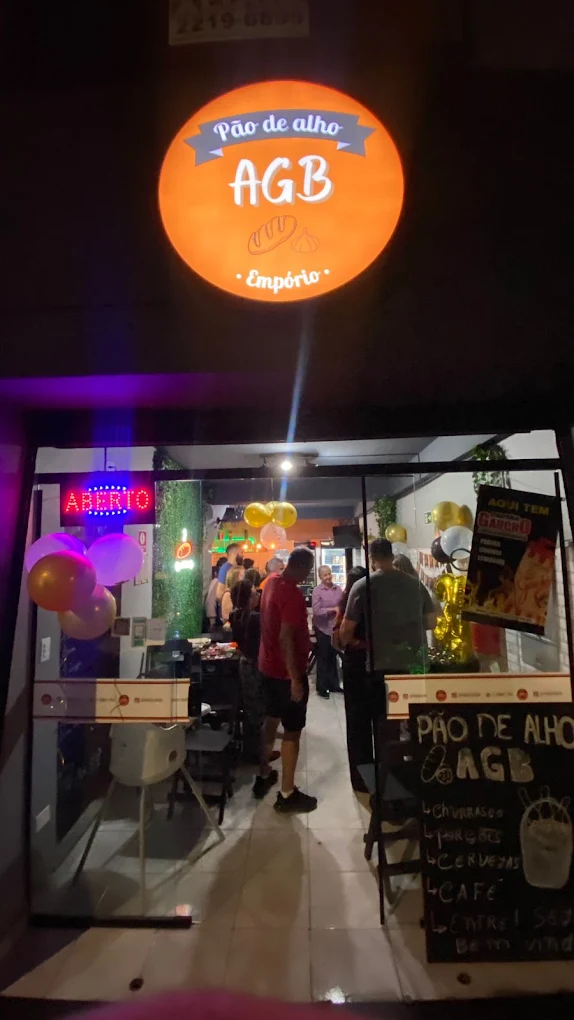 Fachada do Empório Pão de Alho AGB à noite
