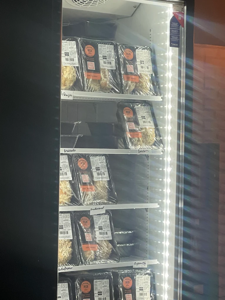 Freezer com pães de alho AGB embalados para atacado